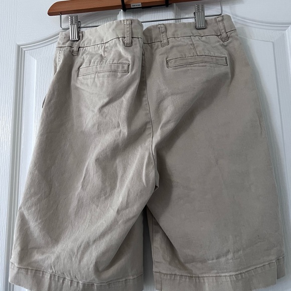 BODEN khaki shorts. Button & zip closure with belt loops. Front & back pocket. 4 - Picture 4 of 6